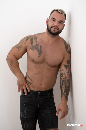 Muscular hunk Jerome sticks his boner into gay pizza delivery boy Jamie Owens