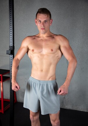 Muscular dude Shane Cook bangs feminine gay boy Levy Foxx at the gym