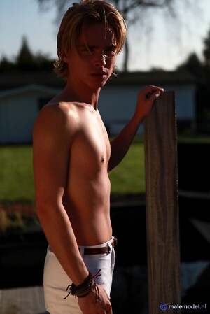 Beau  horse riding boy