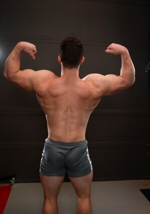 Gay bodybuilders Johnny Hill & Collin Simpson fuck anally at the gym